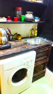 cocina con lavadora y fregadero en City Center Suit, en Ereván