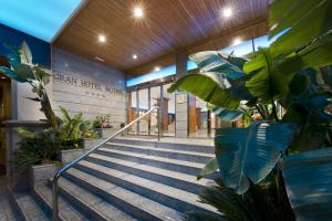 una hall di un edificio con piante e scale di Elba Motril Beach & Business Hotel a Motril
