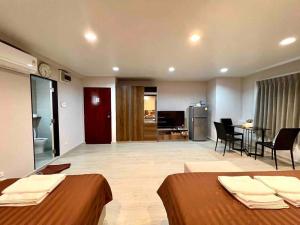Η κουζίνα ή μικρή κουζίνα στο Maruay Living Apartment 501 (Khaosan/Chinatown/Samyot MRT)