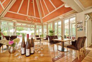 uma sala de jantar com copos de vinho numa mesa em Gästehaus & Weingut Clüsserath-Weiler em Trittenheim