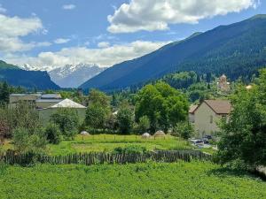 una vista di un villaggio con le montagne sullo sfondo di Jeiran Japaridze's Guesthouse a Mestia