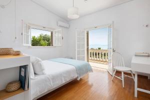 Postel nebo postele na pokoji v ubytování Ionian Garden Villas - Villa Olea + 80 fotografií