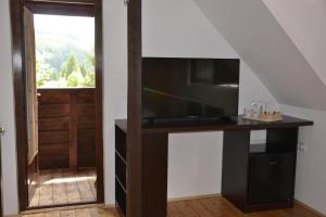 TV a/nebo společenská místnost v ubytování Casa "Cabana Varciorog Arieseni"