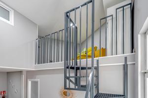 spiralne schody w pokoju z białymi ścianami w obiekcie Luminoso cerca 4 Caminos- Apartamento REINA VICTORIA w Madrycie