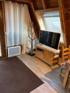 Cabaña con sala de estar con TV de pantalla plana. en Chalet 8 à 10 couchages en Le Dévoluy