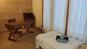 una camera con pianoforte e letto con scrivania di Villa Ca Na Llum a Trebeluger