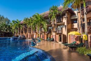 Bazén v ubytování Princess Kamala Beachfront Hotel - SHA Extra Plus nebo v jeho okolí