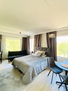 um quarto com uma cama, uma mesa e cadeiras em BOSSHOMES Apartments Espoo - Close to Helsinki and access to Airport em Espoo