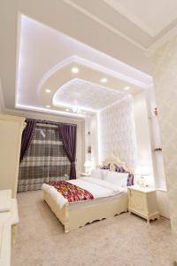una camera da letto con un letto grande in una stanza di CRYSTAL GUEST HOUSE a Samarkand