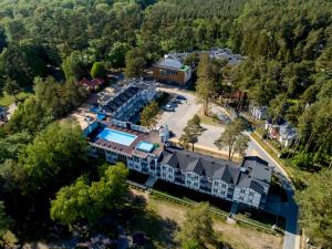 an aerial view of a resort with a pool at Apartament 9B Blue Marine Poddąbie in Poddąbie