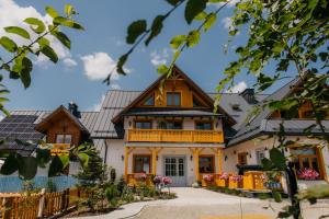 W Dolinie Tylicza في كرينيتسا زدروي: منزل على السطح مع لوحات شمسية