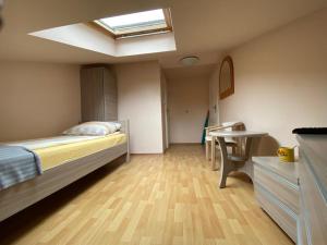 a bedroom with a bed and a desk and a skylight at Tedi 2 in Rewal