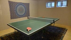 a ping pong table in a room with a ping paddle at Gemütliches Zimmer mit Doppelbett und Tischtennisraum in Tuchenbach