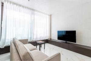 Televízia a/alebo spoločenská miestnosť v ubytovaní NJ Hotels & Apartments San Pietro all'orto 6