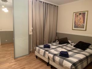 1 dormitorio con cama y espejo grande en Sea view luxury apartment, en Saint-Laurent-du-Var
