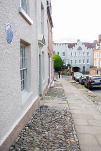 a cobble stone sidewalk next to a building at Ludlow Townhouse in Ludlow