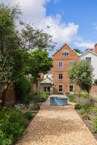 a garden in front of a brick house at Ludlow Townhouse in Ludlow +54 photos