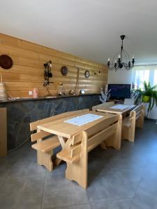 jadalnia z drewnianym stołem i ławkami w obiekcie Pokoje u Pająków w mieście Skrzypne