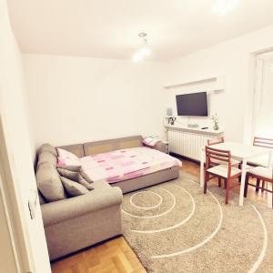 un soggiorno con divano e tavolo di Central apartment in Prilep a Prilep