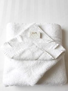 un asciugamano bianco con un'etichetta sopra di Abbotsford Guest House a Edimburgo