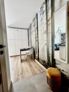 uma sala de estar com uma mesa e uma cadeira em Apartament Sosnowa em Puławy