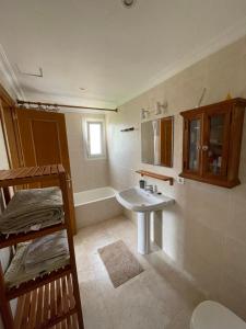 ein Badezimmer mit einem Waschbecken und einer Badewanne in der Unterkunft Beautiful apartment with sea view and great pool in Portocolom