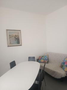 een kamer met een bank en een tafel met kussens bij appartamento vale in Viareggio
