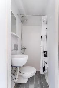 ボドルム・シティにあるSeafront Rooms Bitezの白いバスルーム(トイレ、シンク付)