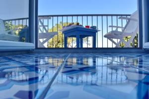 Bazén v ubytování Hotel Garden Riviera nebo v jeho okolí