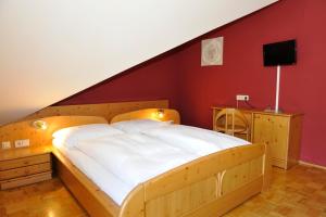 En eller flere senger på et rom på Hotel-Landgasthof Katschtalerhof
