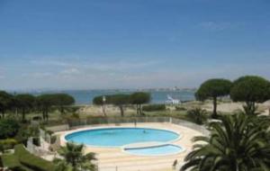 A view of the pool at Studio 1 ère ligne Port Camargue or nearby