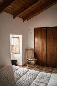 sypialnia z łóżkiem i drewnianą szafką w obiekcie Abrigo dos Bodes - Goat's Shelter w mieście Calheta