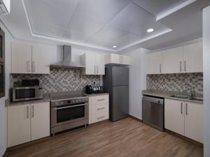 Cucina o angolo cottura di DoubleTree by Hilton Muscat Qurum
