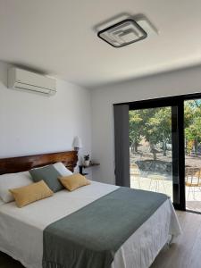 1 dormitorio con 1 cama y ventilador de techo en Casa El Guinche en Fuencaliente de la Palma
