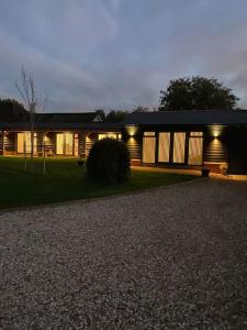 een huis met lichten aan de zijkant bij The Stables 