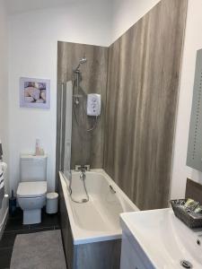 The Stables في Compton Dando: حمام مع حوض استحمام ومرحاض ومغسلة