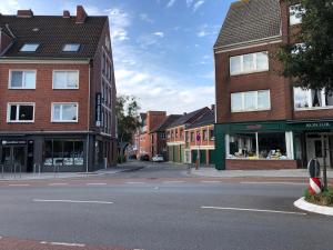 eine leere Straße in einer Stadt mit Gebäuden in der Unterkunft Ferienwohnung Domizil am Delft II Emden in Emden