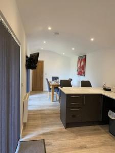 The Stables في Compton Dando: مكتب به مكتب وغرفة بها كراسي