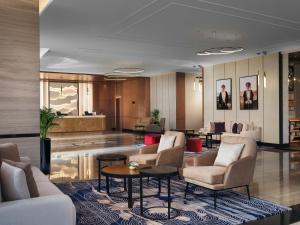 Area soggiorno di DoubleTree by Hilton Muscat Qurum
