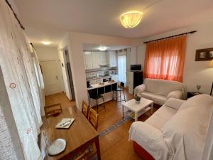 a living room with a couch and a table at APARTAMENTO TURÍSTICO VILLANUEVA DE LOS INFANTES in Villanueva de los Infantes