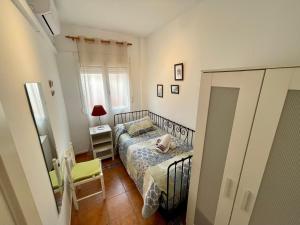 a small bedroom with a bed and a window at APARTAMENTO TURÍSTICO VILLANUEVA DE LOS INFANTES in Villanueva de los Infantes