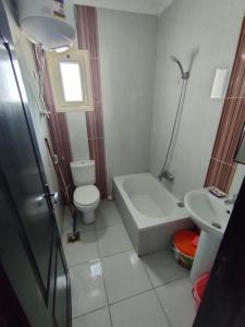 A bathroom at حجز شاليه غرفتين ورسيبشن بمارينا دلتا