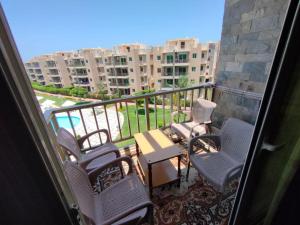 A balcony or terrace at حجز شاليه غرفتين ورسيبشن بمارينا دلتا