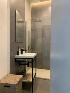 a bathroom with a sink and a shower at CHEZ RIMA // Studio très chaleureux F1 // Très bien situé in Dakar