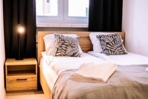 two beds sitting next to each other in a bedroom at Apartament Miejski Chill in Toruń
