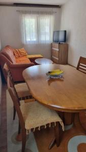 a living room with a table with a banana on it at Lana apartman in Jajce