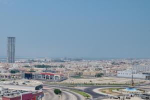 uitzicht op een stad met een weg en gebouwen bij Sheraton Dammam Hotel & Convention Centre in Dammam
