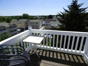 einen weißen Tisch und Stühle auf dem Balkon in der Unterkunft Ferienwohnung "Parkresidenz Concordia" - Wohnung 9 in Ostseebad Sellin