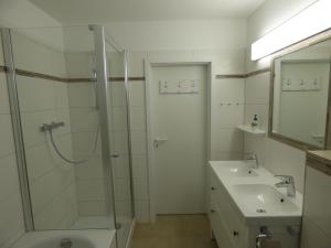 ein Bad mit einer Dusche und einem Waschbecken in der Unterkunft Ferienwohnung "Parkresidenz Concordia" - Wohnung 9 in Ostseebad Sellin