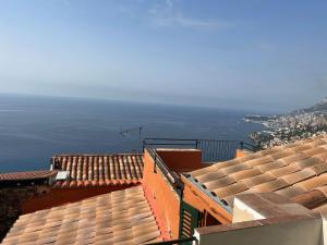 uma vista para o oceano a partir dos telhados dos edifícios em Au cœur du village , vue mer em Roquebrune-Cap-Martin